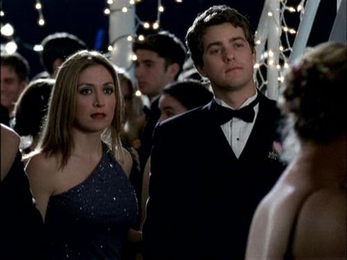 Pacey et Gretchen voient Dawson et Joey danser et rire