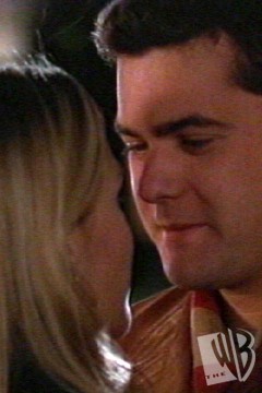 Pacey et Audrey s'embrassent